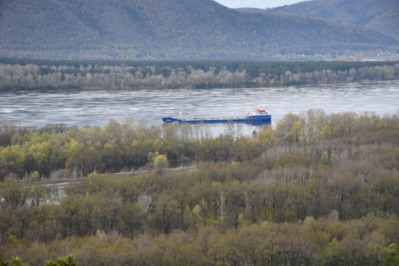За кораблем остров Середыш